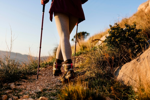 Photo close up hiker with sticks