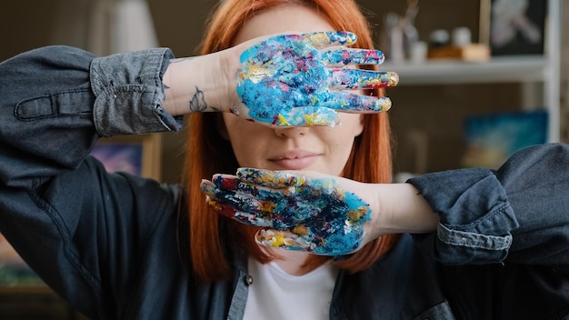 Close-up hipster student kunstklasse dame blanke roodharige meisje kunstenaar vrouw schilder ontwerper