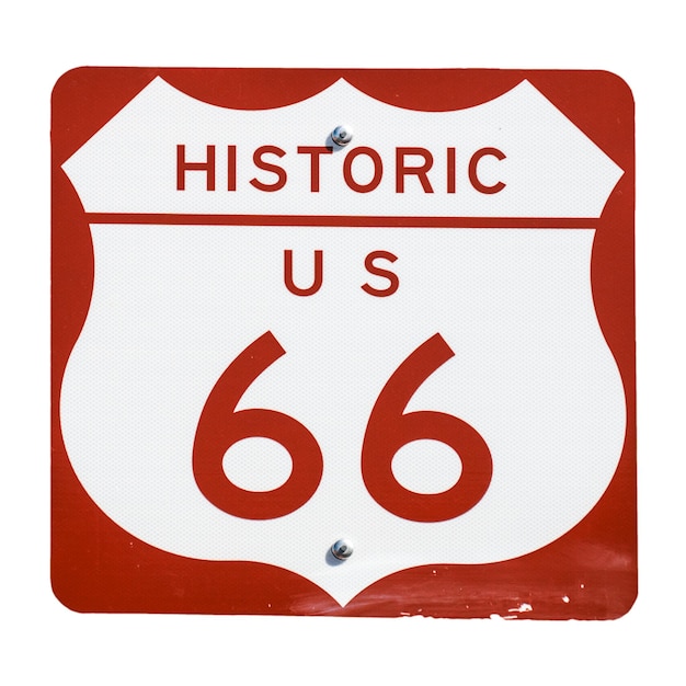 색 배경 위에 숫자 66이 새겨진 표지판에 새겨진 역사적인 글자의 클로즈업