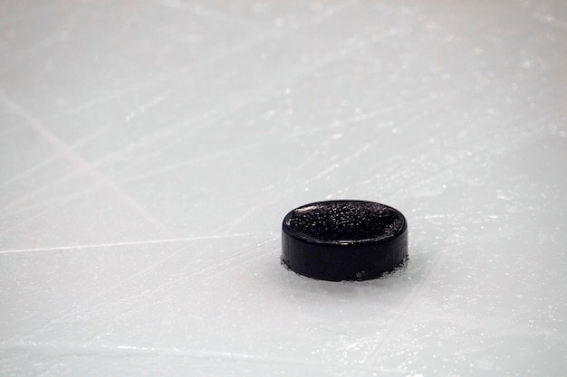 Foto prossimo piano di un disco di hockey sulla pista di pattinaggio