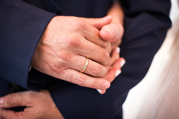 Photo close-up of holding hands during wedding