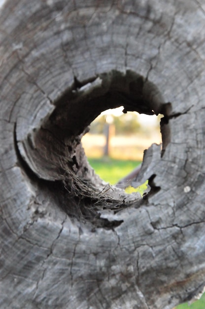 Photo close-up of hole on wall