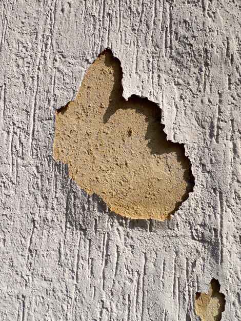 Foto prossimo piano del buco sul muro