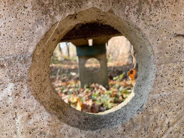 Photo close-up of hole in wall