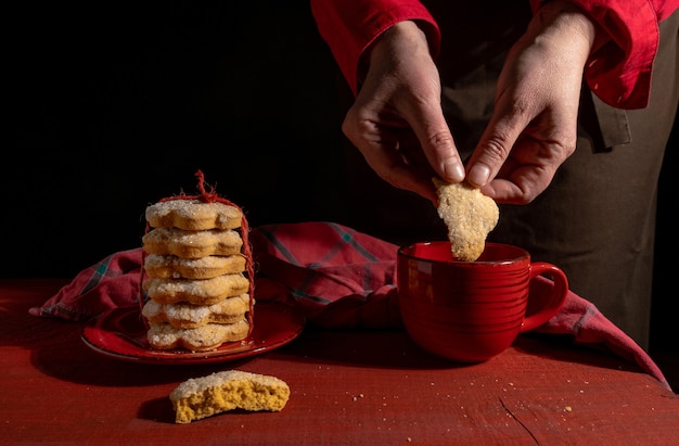 Foto primo piano di biscotti fatti in casa pronti per essere serviti