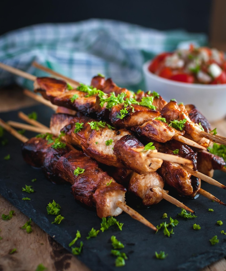 फोटो close-up of homemade honey and beer bbq chicken skewers with fresh parsley