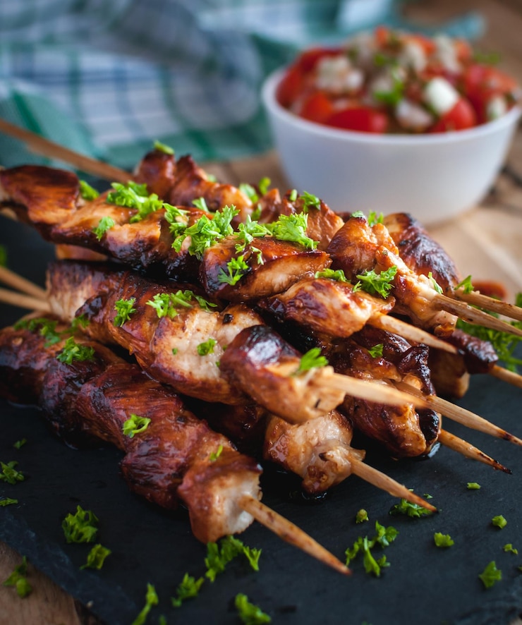 फोटो close-up of homemade honey and beer bbq chicken skewers with fresh parsley