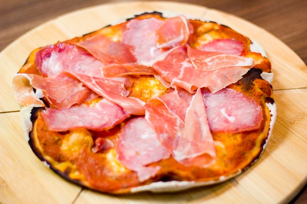 Foto close-up di una pizza fatta in casa in un piatto sul tavolo