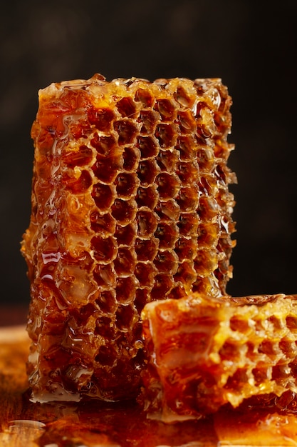 Photo close-up of honeycomb with honey and beeswax