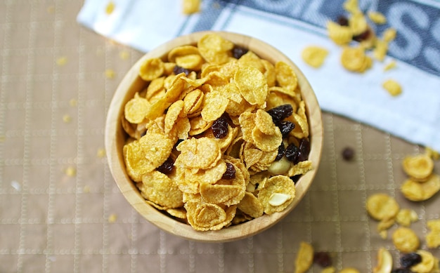 Close-up honing-karamel cornflakes met rozijnen en cashewnoten