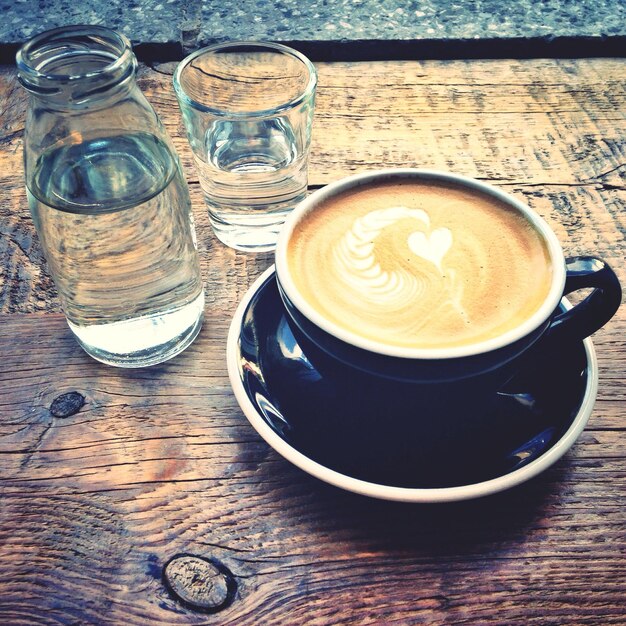 Foto close-up hooghoekbeeld van koffie met water