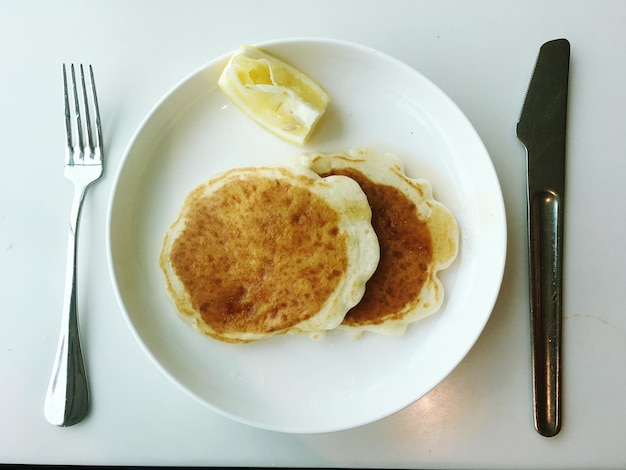 Close-up hooghoekbeeld van pannenkoeken in een bord