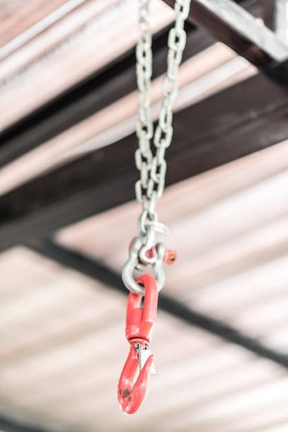 Photo close-up of hook hanging on chain