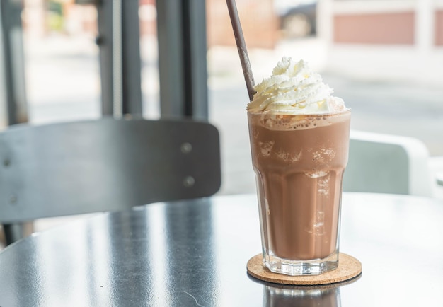 Photo close-up of hot chocolate served on table at cafe