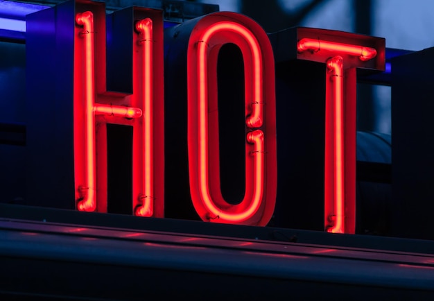 Photo close-up of hot sign of neon