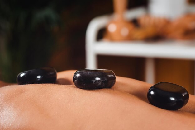 Photo close up hot stone massage