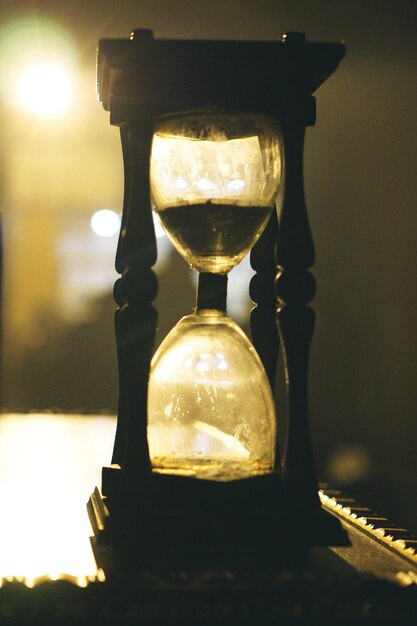 Photo close-up of hourglass on table