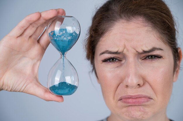 Photo close-up of hourglass on table