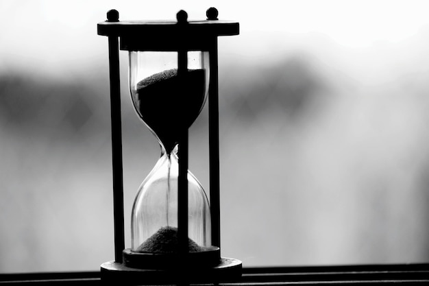 Photo close-up of hourglass on window sill