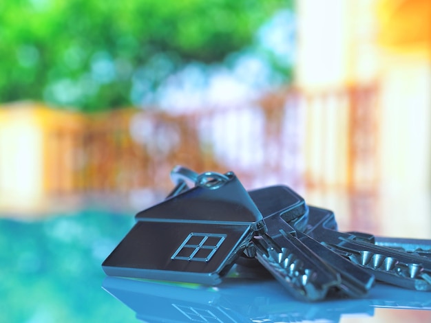 Photo close-up of house key on glass table