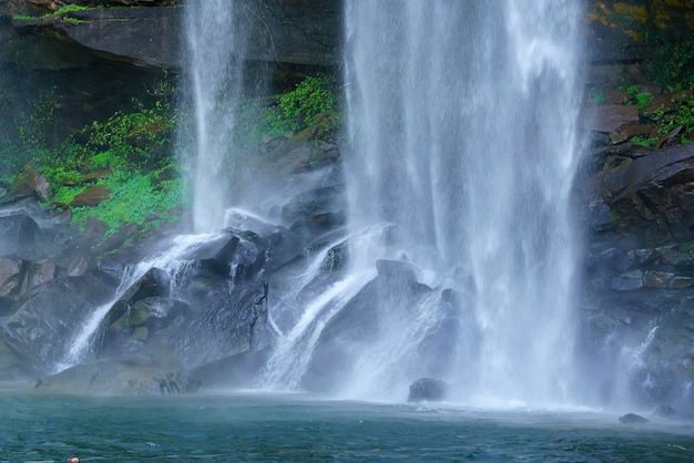 Phu Chong Na Yoi 국립 공원 Ubon Ratchathani Thailand 안에 위치한 Huai Luang 폭포를 닫습니다.