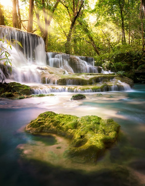 Primo piano sulla cascata di huai mae khamin