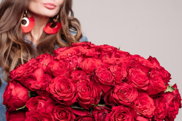 赤いバラの巨大でエレガントな花束のクローズアップ