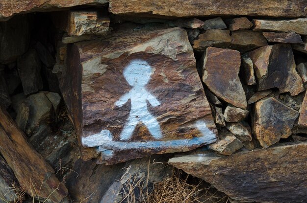 Foto prossimo piano di un disegno umano sulla roccia