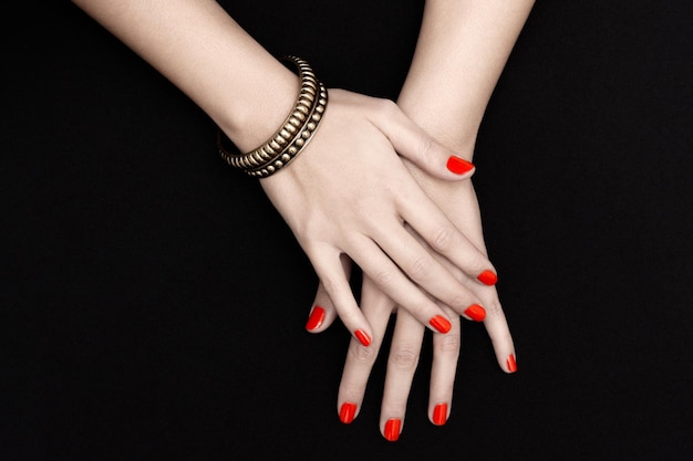 Photo close-up of human fingers with nail varnish