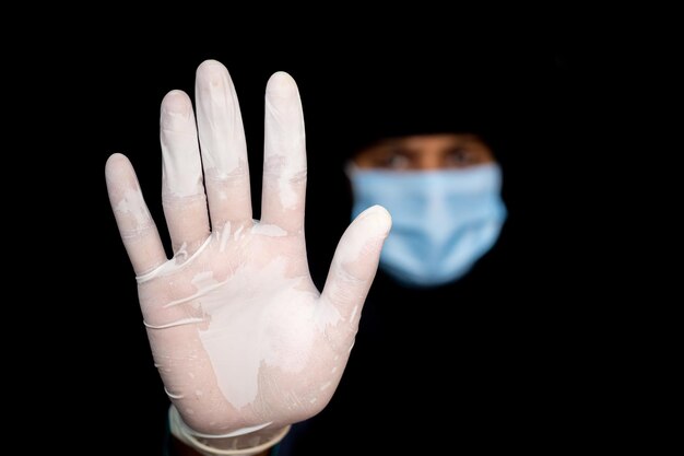 Photo close-up of human hand against black background