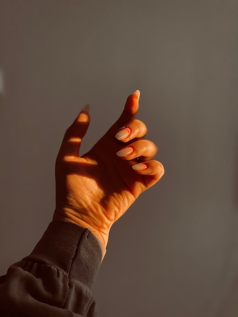 Photo close-up of human hand against black background