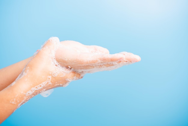 Photo close-up of human hand against blue background