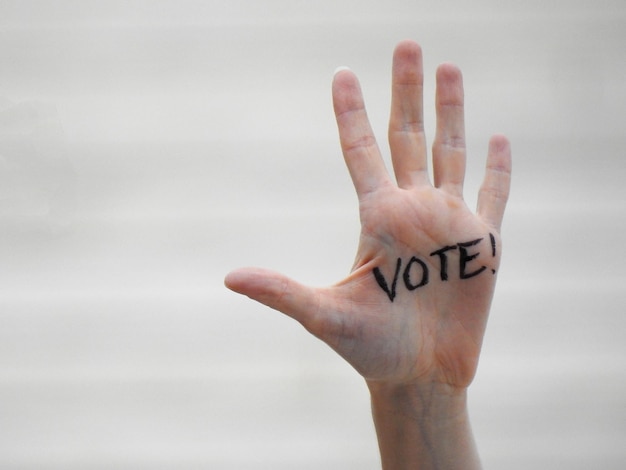 Photo close-up of human hand against gray background