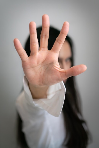 Foto close-up di una mano umana su uno sfondo grigio