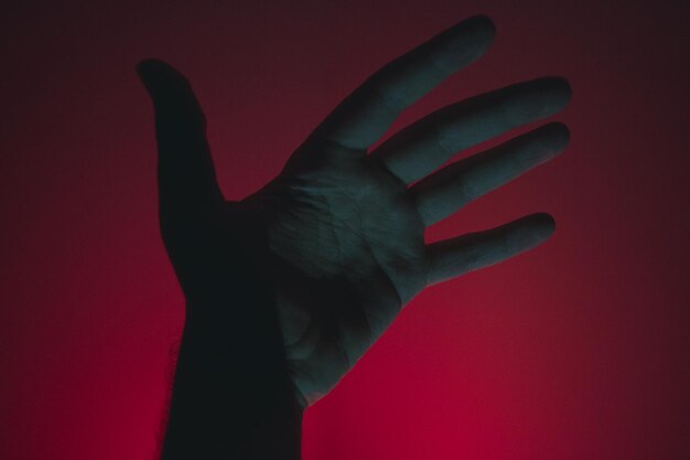 Photo close-up of human hand against red background