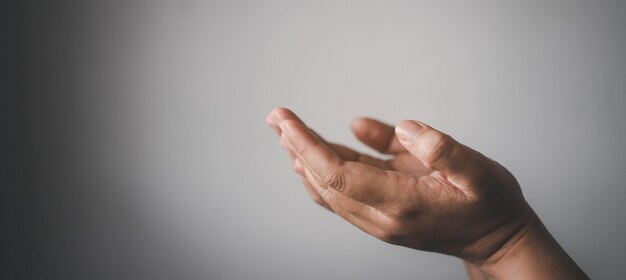 Photo close-up of human hand against wall