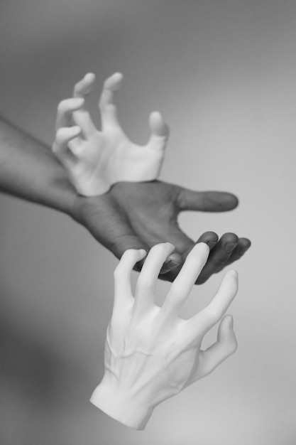 Photo close-up of human hand against wall