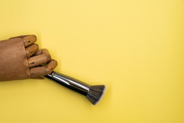 Foto close-up di una mano umana su uno sfondo giallo