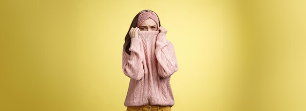 Photo close-up of human hand against yellow background