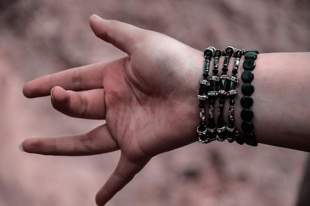 Photo close-up of human hand on cross