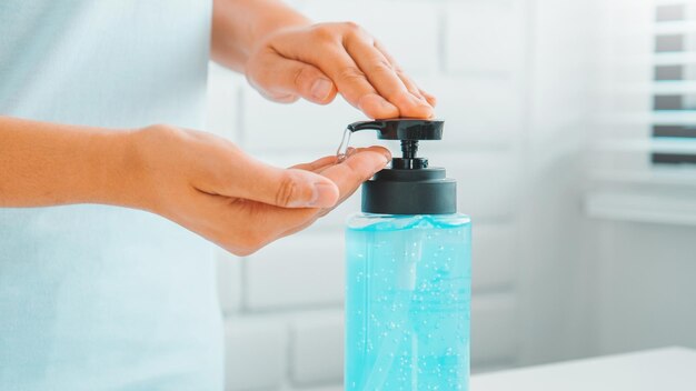 병을 들고 있는 사람의 손의 클로즈업