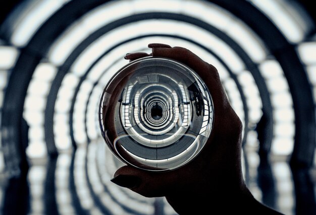 Photo close-up of human hand holding crystal ball