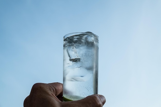 人間の手が飲み物を握っているクローズアップ