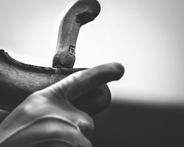 Photo close-up of human hand holding metal