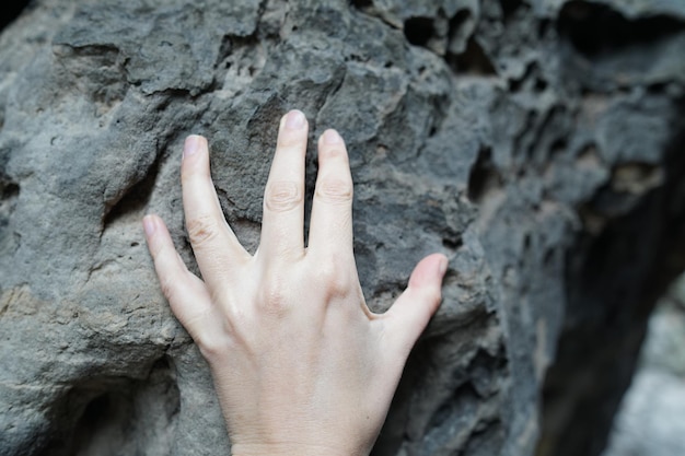 Photo close-up of human hand on rock