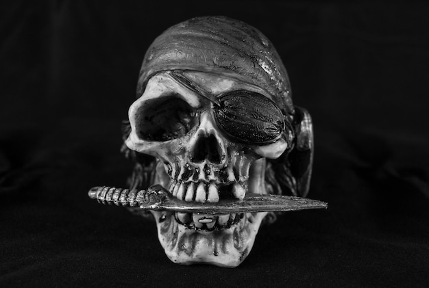 Foto close-up di un cranio umano su uno sfondo nero