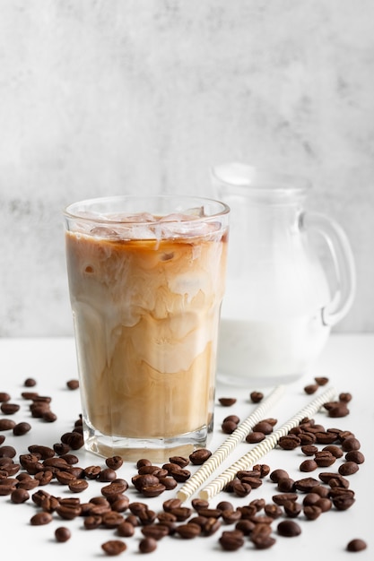 Photo close-up ice coffee with milk ready to be served