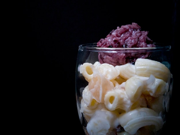 Foto close-up di gelato in una ciotola su uno sfondo nero