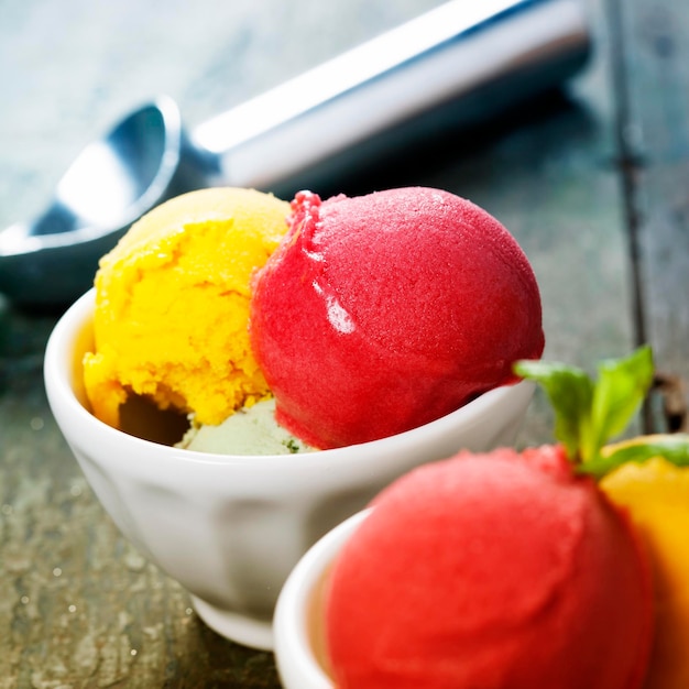 Foto close-up di gelato in una ciotola sul tavolo