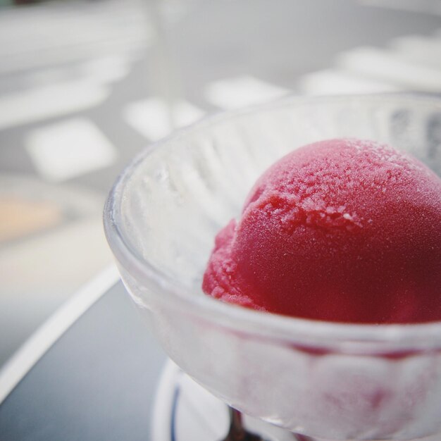 Foto close-up di gelato in una ciotola sul tavolo